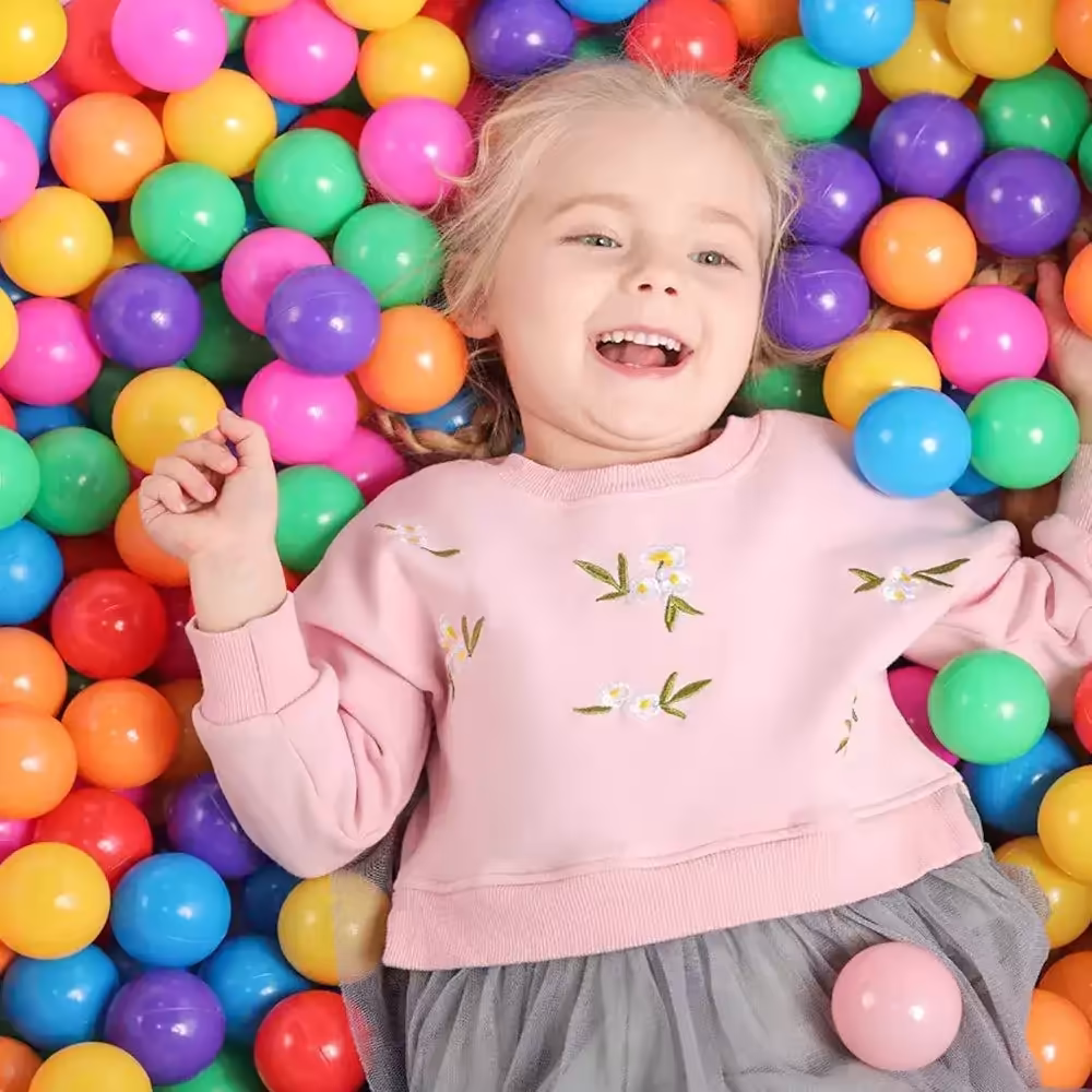 كيس طابات ملوّنة – 50 طابة بلاستيكية ممتعة للأطفال